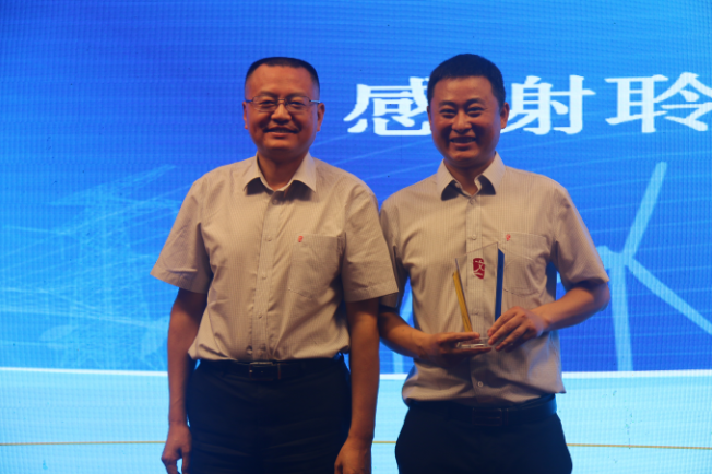 在两个半小时的时间里,周平西从小区电力规划,电力